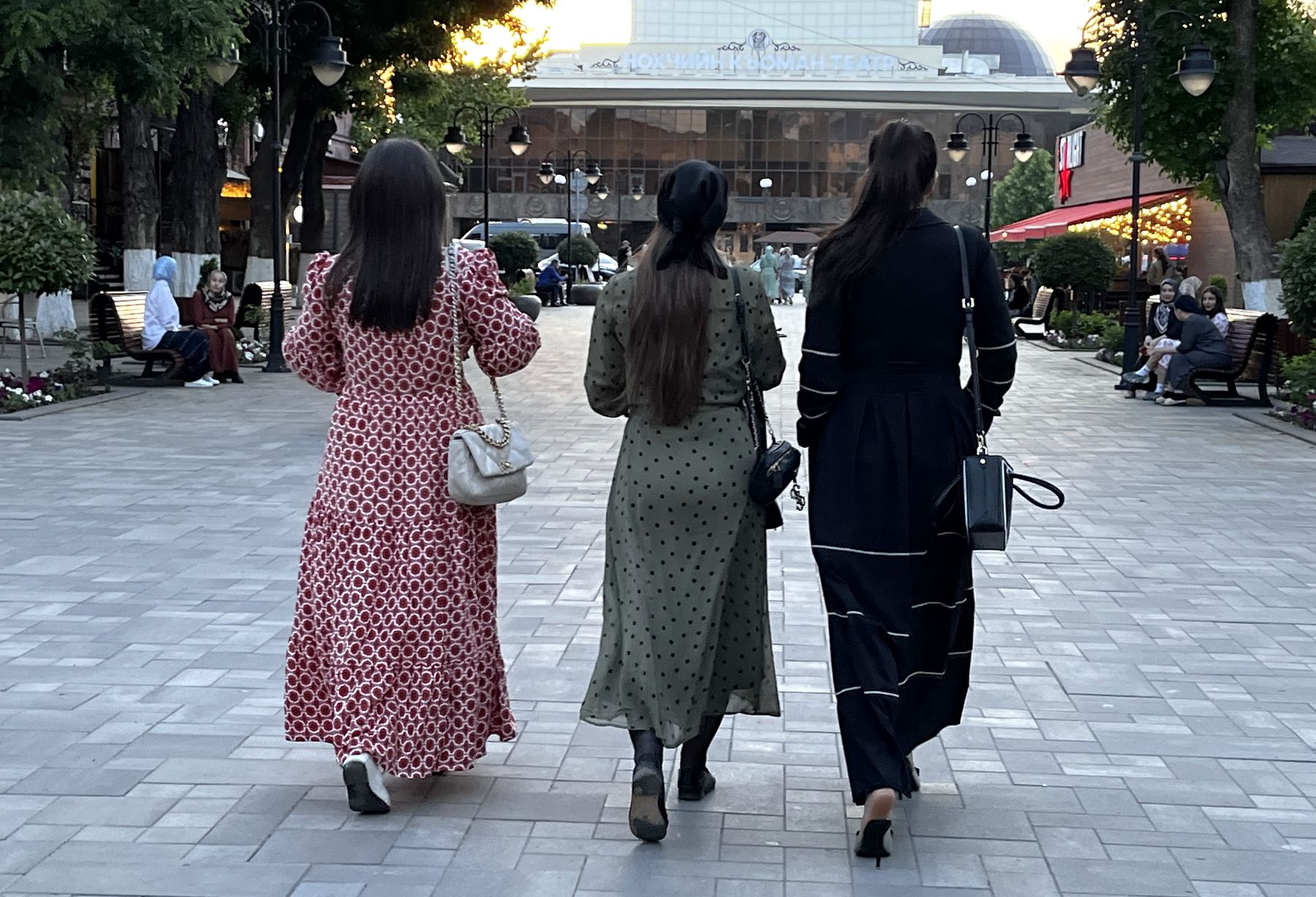 Одежда в дагестан летом. Одежда в дагестан летом. Одежда в дагестан летом. Чеченская республика туристы. Туристы в дагестане.