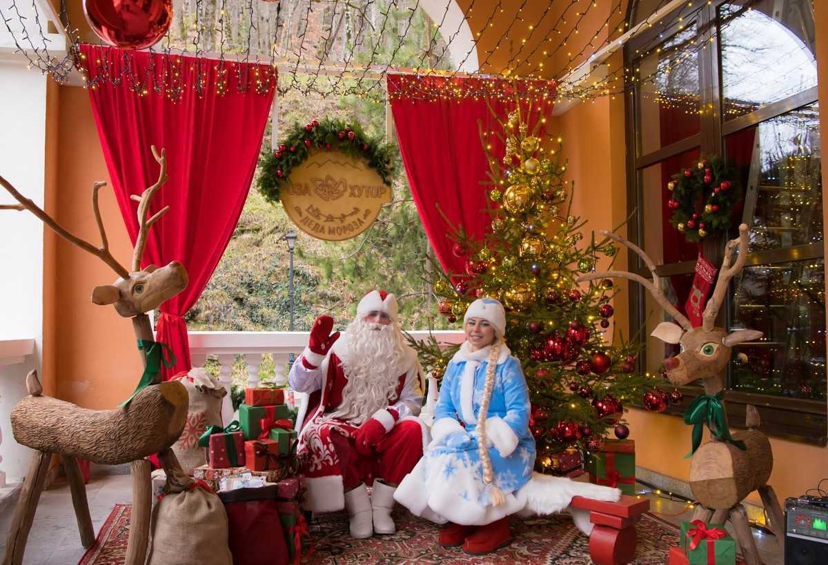 Дед Мороз и Снегурочка открыли новогоднюю резиденцию на «Розе Хутор»