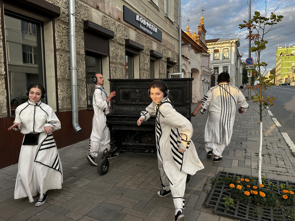 Что такое иммерсивная экскурсия, или Как в Самаре туристам предлагают прогуляться по центру города за пианино