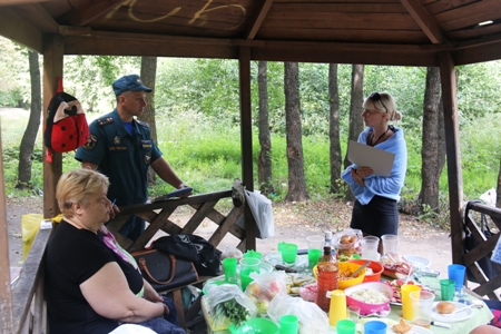 Представители МЧС оштрафовали саратовцев, любителей готовить шашлыки в лесу