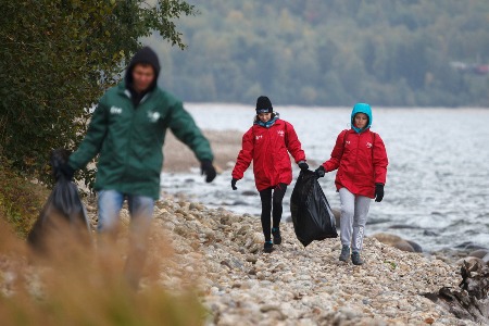 Волонтеры очистили более 1200 гектар побережья Байкала в ходе ключевой акции экомарафона "360" минут