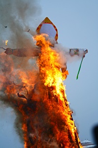 Десятиметровое чучело сожгли на Масленицу в "Этномире"