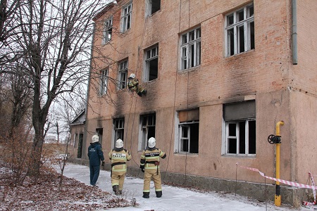 Спасатели Ростовской области отработали навыки ликвидации последствий ДТП, коммунальных аварий, взрыва газа и пожаров
